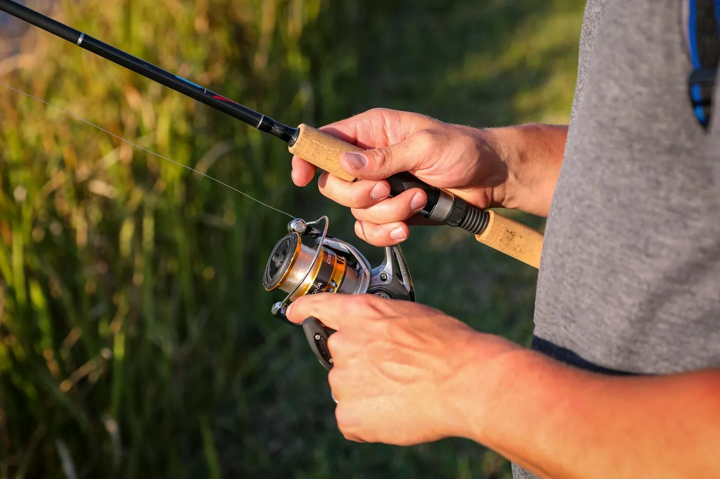 Caña de spinning preparada para una jornada de pesca en embalse