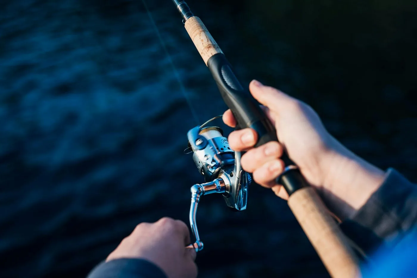 Equipo de spinning organizado antes de una salida de pesca