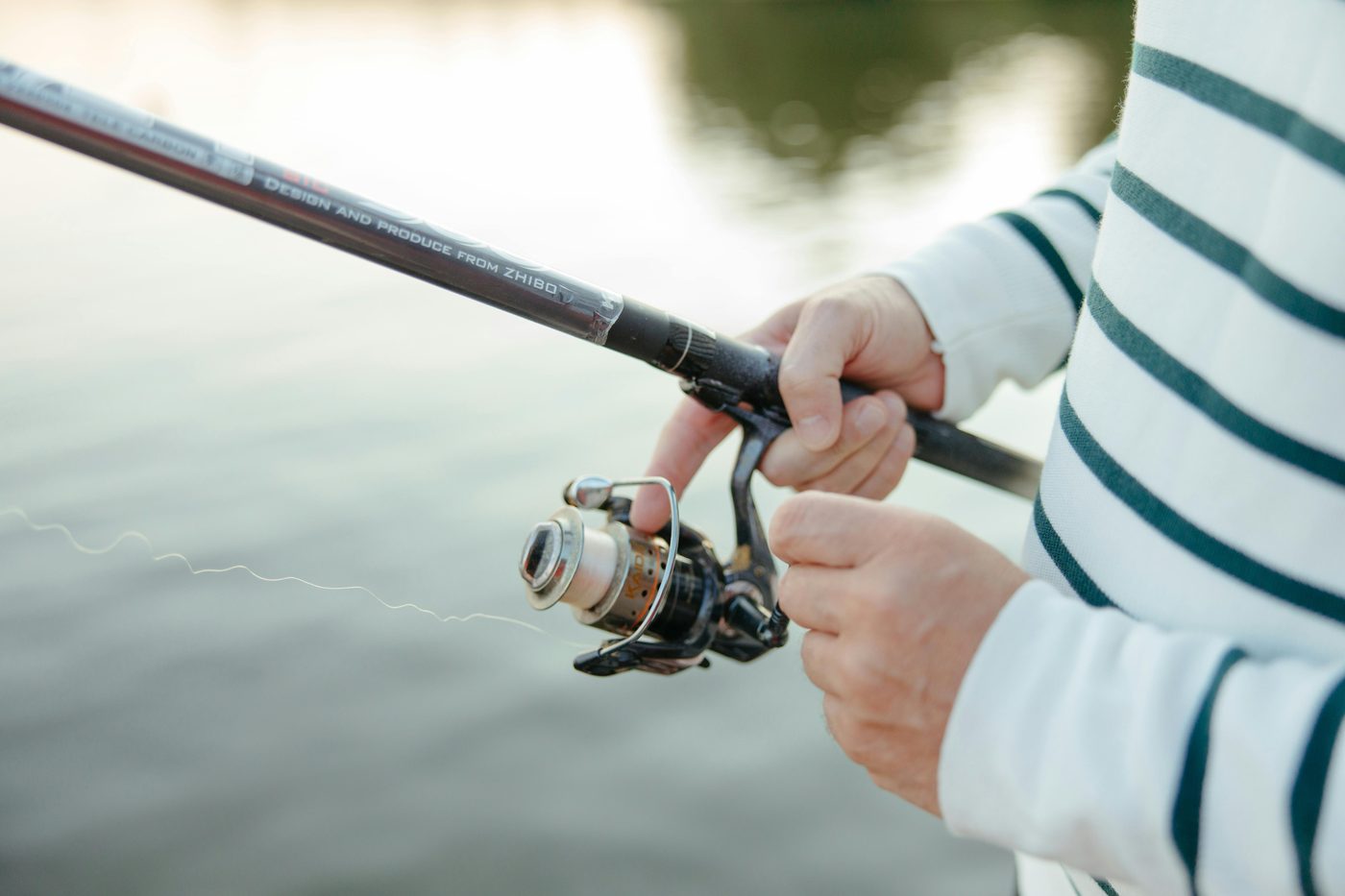 Línea de pesca en un carrete spinning