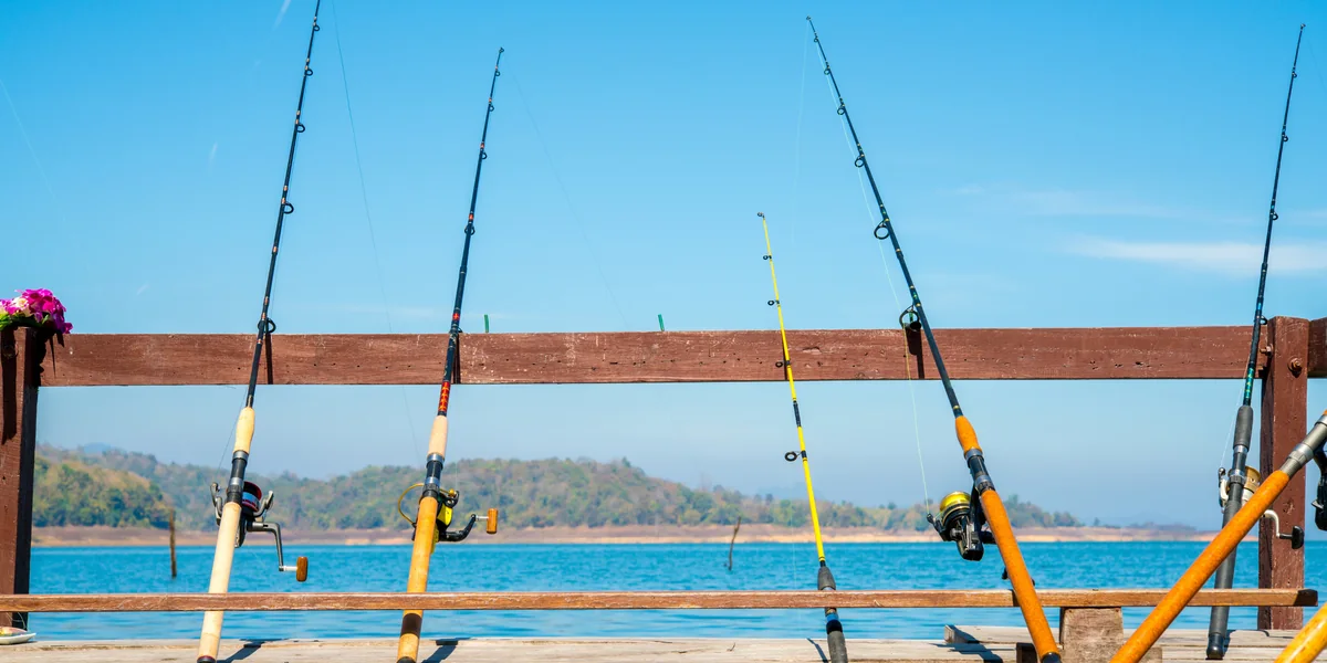 Detalle editorial de un carrete de spinning para ilustrar precisión y control del equipo